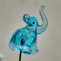Gamle glas nipsenål med elefant i gennemsigtigt blåt glas, 